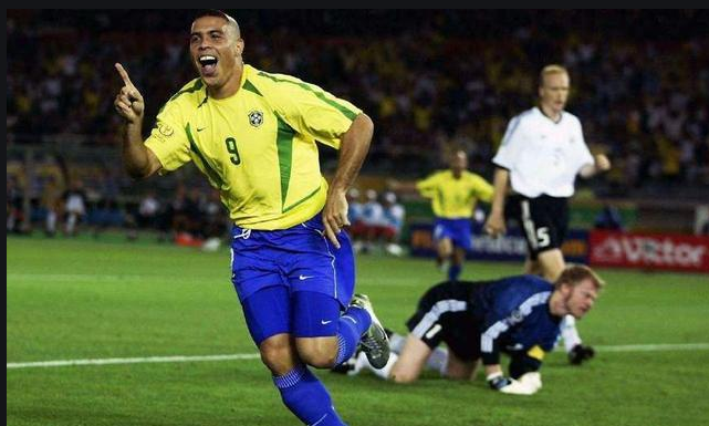  法兰克福主场球迷抗议俱乐部管理层决策引关注  