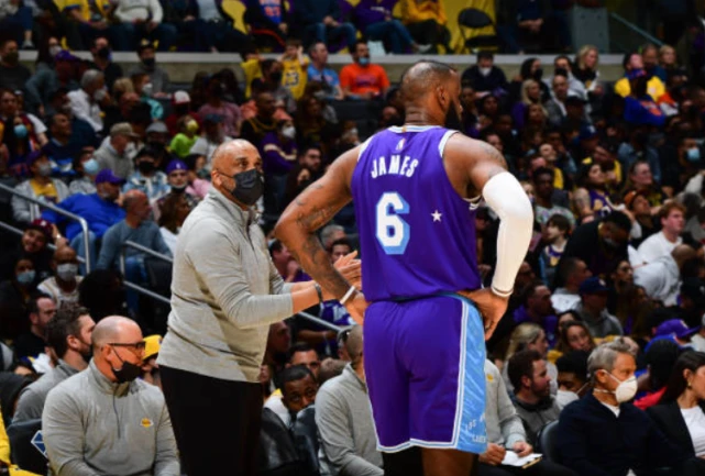  拉塞尔20+20终结独行侠五连胜  